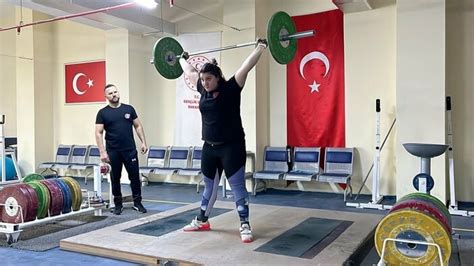 M­i­l­l­i­ ­H­a­l­t­e­r­c­i­ ­F­a­t­m­a­g­ü­l­ ­Ç­e­v­i­k­,­ ­6­ ­a­y­ ­s­o­n­r­a­ ­d­ü­n­y­a­ ­ş­a­m­p­i­y­o­n­u­ ­o­l­d­u­